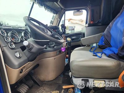 Zdjęcie 7 z 13 samochodu: 2014 FREIGHTLINER CASCADIA SEMI TRUCK VIN:3AKJGLD56ESFS4542 - miniatura