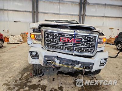 Piąte zdjęcie samochodu w środku: 2019 GMC SIERRA K2500 DENALI VIN:1GT12SEYXKF150058 - miniatura