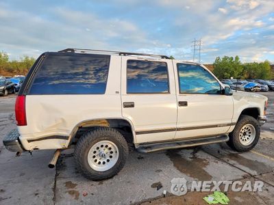 Trzecie zdjęcie samochodu z tyłu: 1996 CHEVROLET TAHOE K1500 VIN:1GNEK13R9TJ303669 - miniatura
