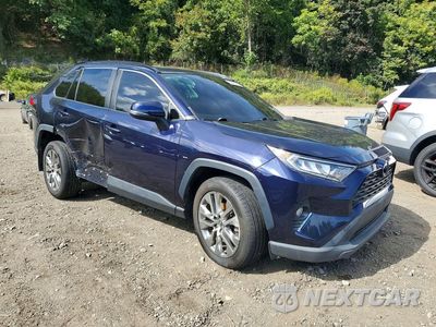 Czwarte zdjęcie samochodu z boku: 2021 TOYOTA RAV4 VIN:JTMA1RFVXMD072413 - miniatura