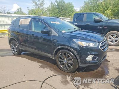 Czwarte zdjęcie samochodu z boku: 2018 FORD ESCAPE SE VIN:1FMCU9GD8JUD49072 - miniatura