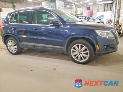 Czwarte zdjęcie samochodu z boku: 2011 VOLKSWAGEN TIGUAN S VIN:WVGBV7AX3BW565126 - miniatura