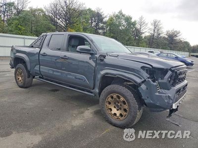 Czwarte zdjęcie samochodu z boku: 2025 TOYOTA TACOMA TRAILHUNTER HV VIN:3TYLC5LN4ST023505 - miniatura