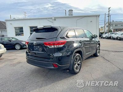 Czwarte zdjęcie samochodu z boku: 2018 TOYOTA HIGHLANDER LE VIN:5TDBZRFH9JS904623 - miniatura