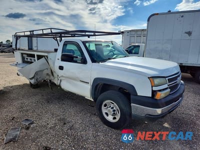 Czwarte zdjęcie samochodu z boku: 2005 CHEVROLET SILVERADO C2500 HEAVY DUTY VIN:1GBHC24U05E188794 - miniatura