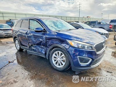 Czwarte zdjęcie samochodu z boku: 2018 KIA SORENTO LX V6 VIN:5XYPG4A57JG370188 - miniatura