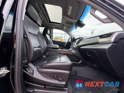 Piąte zdjęcie samochodu w środku: 2020 CHEVROLET SUBURBAN K1500 LT VIN:1GNSKHKC8LR232376 - miniatura