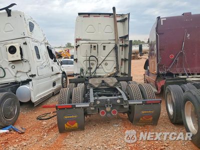 Zdjęcie 6 z 13 samochodu: 2014 FREIGHTLINER CASCADIA SEMI TRUCK VIN:3AKJGLD61ESFR7486 - miniatura