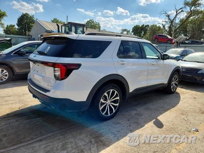 Trzecie zdjęcie samochodu z tyłu: 2025 FORD EXPLORER ST-LINE VIN:1FMUK8KH3SGC99972 - miniatura