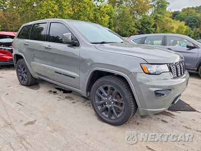 Czwarte zdjęcie samochodu z boku: 2020 JEEP GRAND CHEROKEE LAREDO VIN:1C4RJEAGXLC379590 - miniatura