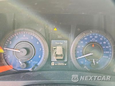Zdjęcie 9 z 13 samochodu: 2018 TOYOTA SIENNA LE VIN:5TDKZ3DC9JS938873 - miniatura