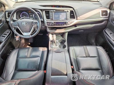 Zdjęcie 8 z 13 samochodu: 2019 TOYOTA HIGHLANDER SE VIN:5TDKZRFH5KS325274 - miniatura