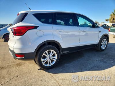 Trzecie zdjęcie samochodu z tyłu: 2019 FORD ESCAPE SE VIN:1FMCU0G91KUB13436 - miniatura