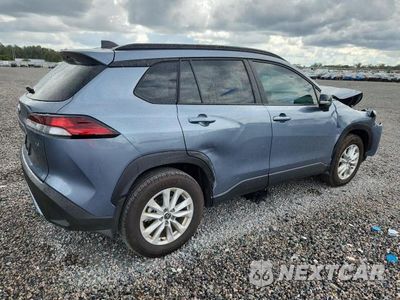 Trzecie zdjęcie samochodu z tyłu: 2026 TOYOTA COROLLA CROSS LE VIN:7MUCAAAG3TV190329 - miniatura