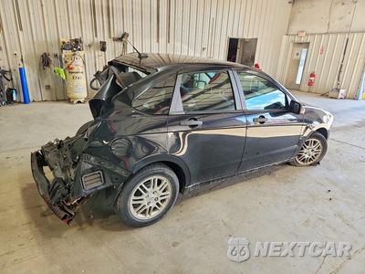 Trzecie zdjęcie samochodu z tyłu: 2010 FORD FOCUS SE VIN:1FAHP3FN4AW140043 - miniatura