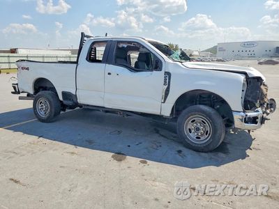 Czwarte zdjęcie samochodu z boku: 2024 FORD F250 SUPER DUTY VIN:1FT7X2BA1REC82001 - miniatura