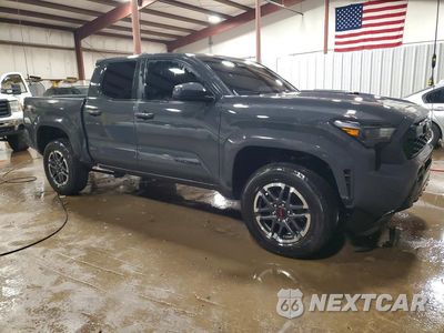 Czwarte zdjęcie samochodu z boku: 2024 TOYOTA TACOMA TRD SPORT VIN:3TMLB5JN2RM071824 - miniatura