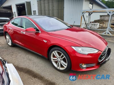 Czwarte zdjęcie samochodu z boku: 2014 TESLA MODEL S VIN:5YJSA1H17EFP31803 - miniatura