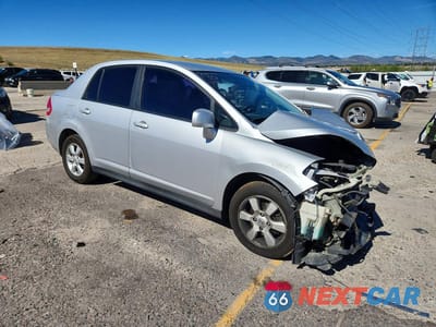 Czwarte zdjęcie samochodu z boku: 2010 NISSAN VERSA 1.8 S VIN:3N1BC1APXAL367917 - miniatura