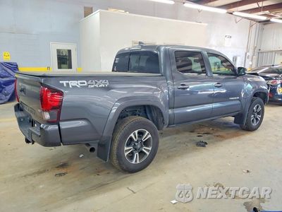 Trzecie zdjęcie samochodu z tyłu: 2018 TOYOTA TACOMA TRD SPORT VIN:5TFCZ5AN3JX162594 - miniatura