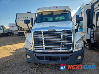 Piąte zdjęcie samochodu w środku: 2011 FREIGHTLINER CASCADIA SEMI TRUCK VIN:1FUJGEDVXBSAY2809 - miniatura