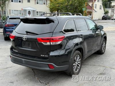 Trzecie zdjęcie samochodu z tyłu: 2018 TOYOTA HIGHLANDER XLE VIN:5TDJZRFH1JS825233 - miniatura