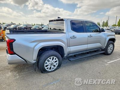 Trzecie zdjęcie samochodu z tyłu: 2025 TOYOTA TACOMA SR5 VIN:3TMLB5JN6SM141184 - miniatura