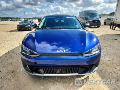 Piąte zdjęcie samochodu w środku: 2023 KIA EV6 WIND VIN:KNDC34LA7P5611267 - miniatura