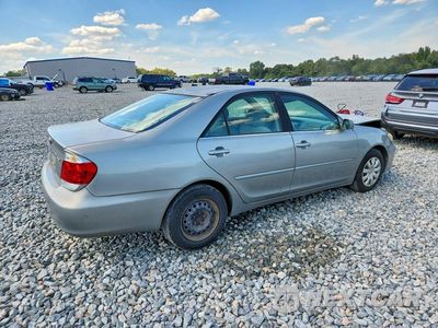 Trzecie zdjęcie samochodu z tyłu: 2005 TOYOTA CAMRY LE VIN:4T1BE32K55U555161 - miniatura