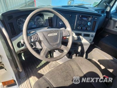Zdjęcie 8 z 13 samochodu: 2020 FREIGHTLINER CASCADIA 116 SEMI TRUCK VIN:1FUBHTDV2LLLX7482 - miniatura