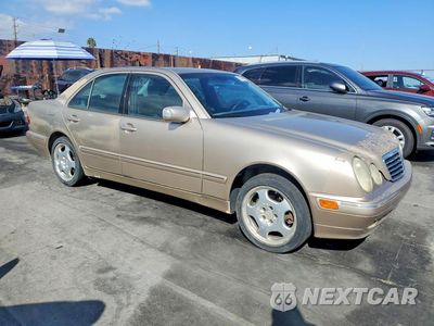 Czwarte zdjęcie samochodu z boku: 2002 MERCEDES-BENZ E 430 VIN:WDBJF83JX2X068773 - miniatura