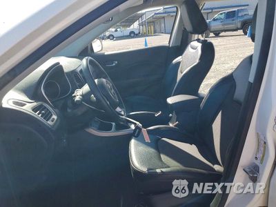 Zdjęcie 7 z 12 samochodu: 2019 JEEP COMPASS LATITUDE VIN:3C4NJCBB3KT755989 - miniatura