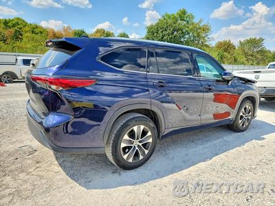 Trzecie zdjęcie samochodu z tyłu: 2021 TOYOTA HIGHLANDER XLE VIN:5TDGZRAH8MS069745 - miniatura