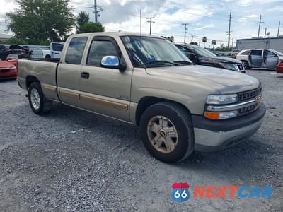 Czwarte zdjęcie samochodu z boku: 2002 CHEVROLET SILVERADO C1500 VIN:2GCEC19T921242745 - miniatura