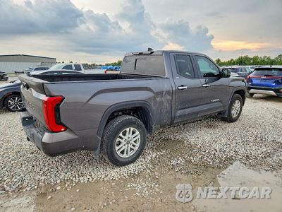Trzecie zdjęcie samochodu z tyłu: 2024 TOYOTA TUNDRA SR5 VIN:5TFLA5DAXRX161289 - miniatura