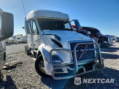 Czwarte zdjęcie samochodu z boku: 2021 VOLVO VNL SEMI TRUCK VIN:4V4NC9EHXMN278076 - miniatura