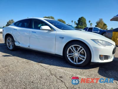 Czwarte zdjęcie samochodu z boku: 2015 TESLA MODEL S 70D VIN:5YJSA1S24FF086059 - miniatura
