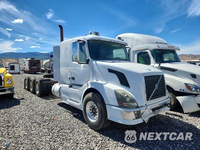 Czwarte zdjęcie samochodu z boku: 2008 VOLVO VNL SEMI TRUCK VIN:4V4NC9TK08N495060 - miniatura