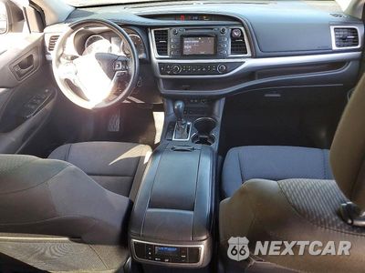 Zdjęcie 8 z 12 samochodu: 2017 TOYOTA HIGHLANDER LE VIN:5TDZARFH2HS030440 - miniatura