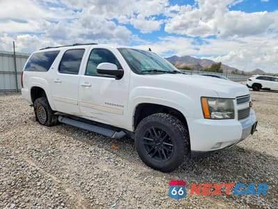 Czwarte zdjęcie samochodu z boku: 2014 CHEVROLET SUBURBAN K1500 LT VIN:1GNSKJE74ER182665 - miniatura