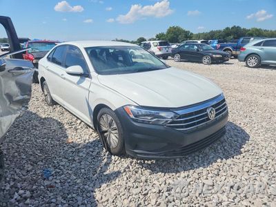 Czwarte zdjęcie samochodu z boku: 2019 VOLKSWAGEN JETTA S VIN:3VWC57BU2KM153371 - miniatura