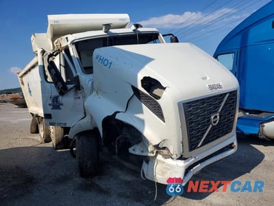 Czwarte zdjęcie samochodu z boku: 2018 VOLVO VNR DUMP TRUCK VIN:4V4W19EG1JN901727 - miniatura