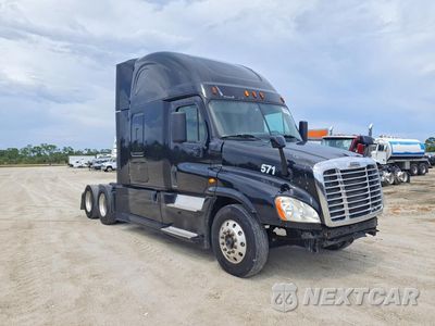 Czwarte zdjęcie samochodu z boku: 2015 FREIGHTLINER CASCADIA SEMI TRUCK VIN:3AKJGLD51FSGJ3615 - miniatura