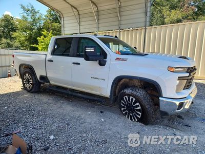 Czwarte zdjęcie samochodu z boku: 2024 CHEVROLET SILVERADO K2500 HEAVY DUTY VIN:1GC4YLEY2RF428110 - miniatura