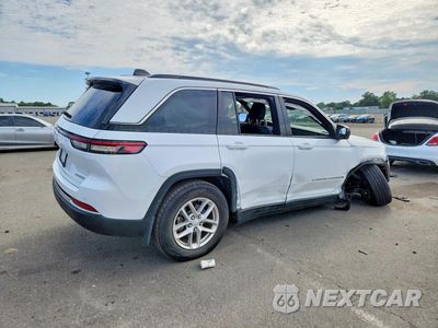 Trzecie zdjęcie samochodu z tyłu: 2024 JEEP GRAND CHEROKEE LAREDO VIN:1C4RJHAG4R8570015 - miniatura