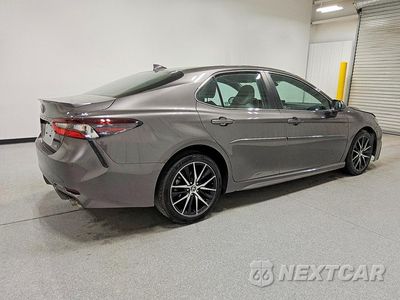 Trzecie zdjęcie samochodu z tyłu: 2023 TOYOTA CAMRY SE VIN:4T1S11AK3PU807641 - miniatura