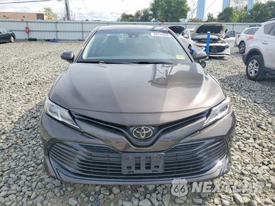 Piąte zdjęcie samochodu w środku: 2018 TOYOTA CAMRY LE VIN:4T1B11HK6JU655223 - miniatura