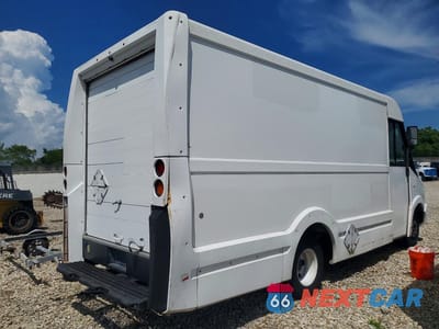 Trzecie zdjęcie samochodu z tyłu: 2013 ISUZU NPR HD DELIVERY VAN VIN:JALB4T177D7W01816 - miniatura