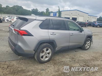 Trzecie zdjęcie samochodu z tyłu: 2020 TOYOTA RAV4 XLE VIN:JTMW1RFV7LD522037 - miniatura