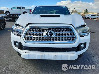 Piąte zdjęcie samochodu w środku: 2017 TOYOTA TACOMA SR5 V6 VIN:3TMAZ5CN7HM040390 - miniatura